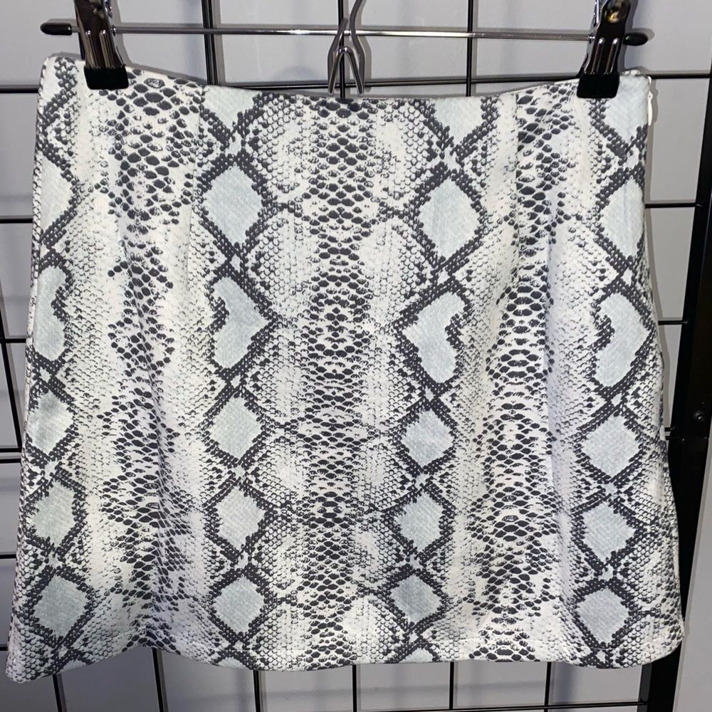 Sift and sexy Snakeskin print black and white mini skirt NWOT